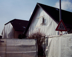 Anfangs werden die Häuser mit Folien gegen Staub abgehängt.